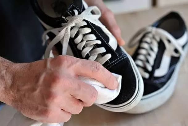 Dùng giấm thấm khăn là cách tối ưu để làm sạch giày Vans da lộn