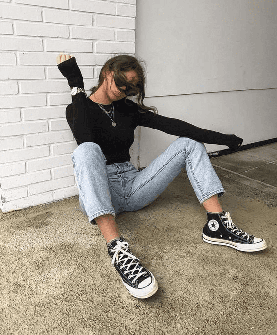 Phối quần baggy jeans nữ với áo phông đen cùng giày Converse