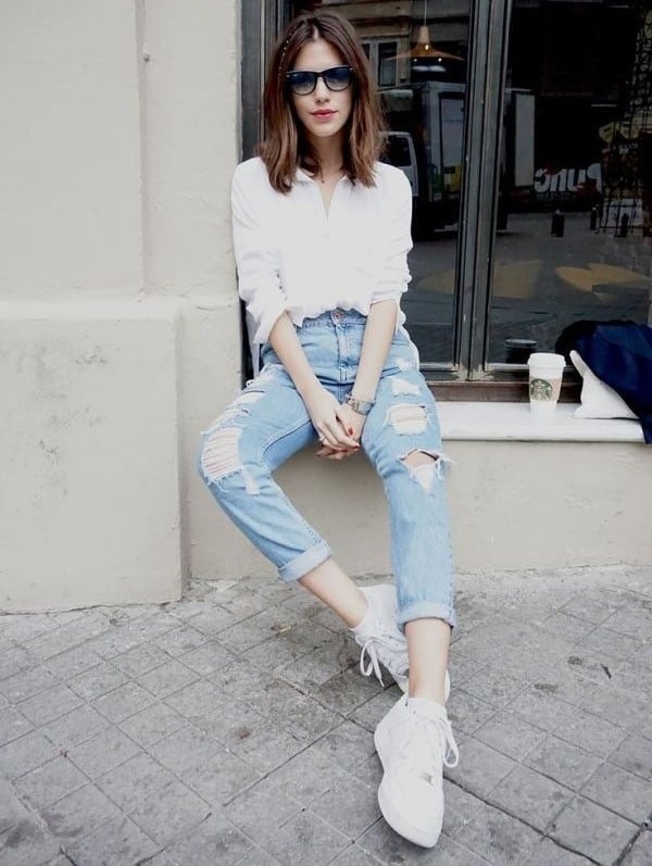 Phối quần baggy jeans nữ với áo sơ mi trắng, ngắn tay