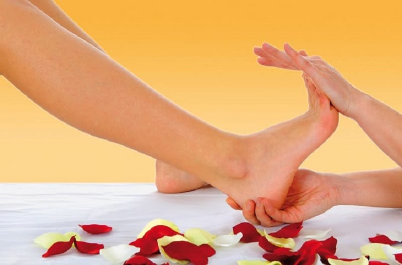 Thực hiện massage mỗi ngày để làm giảm kích thước bàn chân