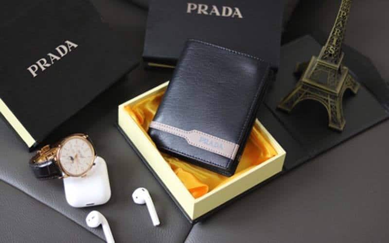 Prada là thương hiệu ví da nam nổi tiếng của Ý
