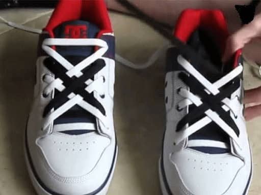 Cách buộc dây giày Nike Air Force 1 Shadow dạng hình lưới đòi hỏi sự kiên nhẫn