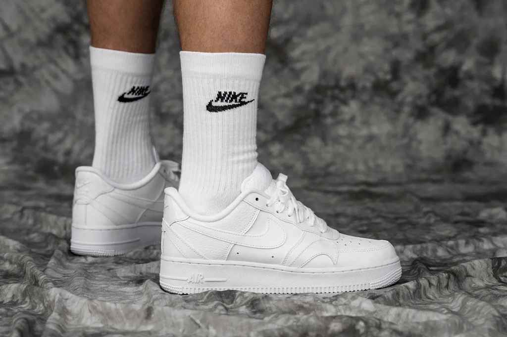 Dấu Swoosh là biểu tượng đặc trưng của thương hiệu Nike, được thêu tại phần thân giày