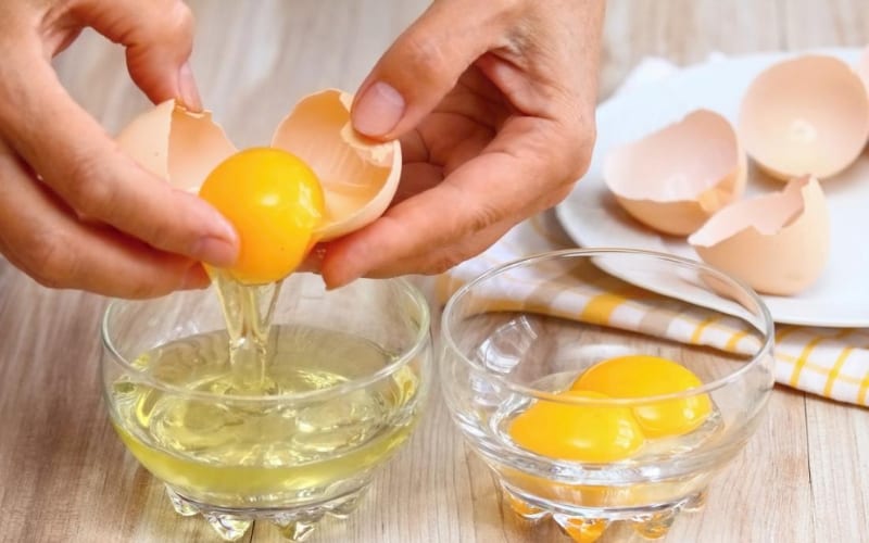 Lòng trắng trứng gà – nguyên liệu dễ tìm trong chính căn bếp