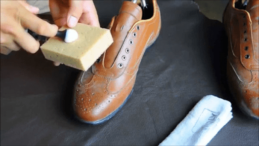 Sử dụng giày da trong thời tiết ẩm ướt làm giày nhanh hỏng 