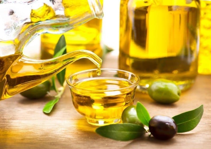 Dầu olive giúp làm nhẵn các vết xước trên thân giày nhanh chóng