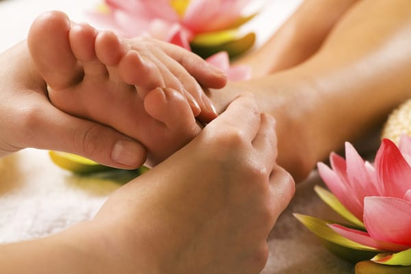 Cách làm bàn chân thon gọn lại bằng phương pháp massage chân