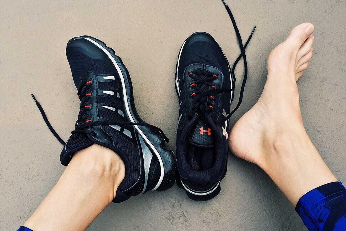 Đi giày chật có thể để lại các vết chai chân sần sùi
