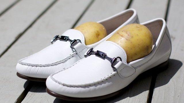 Cách làm giày mới rộng hơn bằng khoai tây đơn giản, tiết kiệm