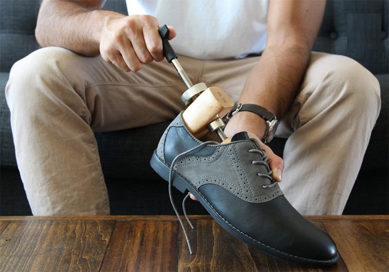 Cách làm giày mới rộng hơn bằng khuôn đúc giày rất tiện lợi