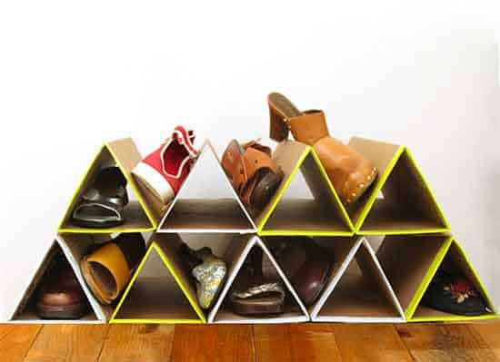 Chiếc kệ để giày từ những hình tam giác nhỏ làm bằng bìa cứng