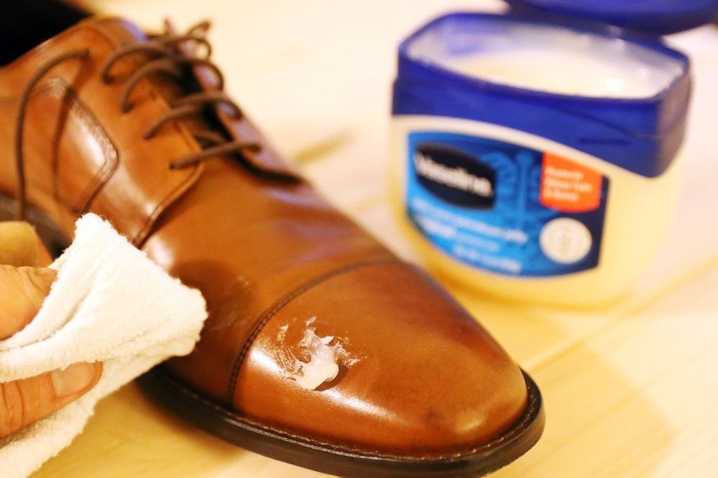 Cách làm mềm giày da bằng vaseline không làm ảnh hưởng tới độ bền của giày