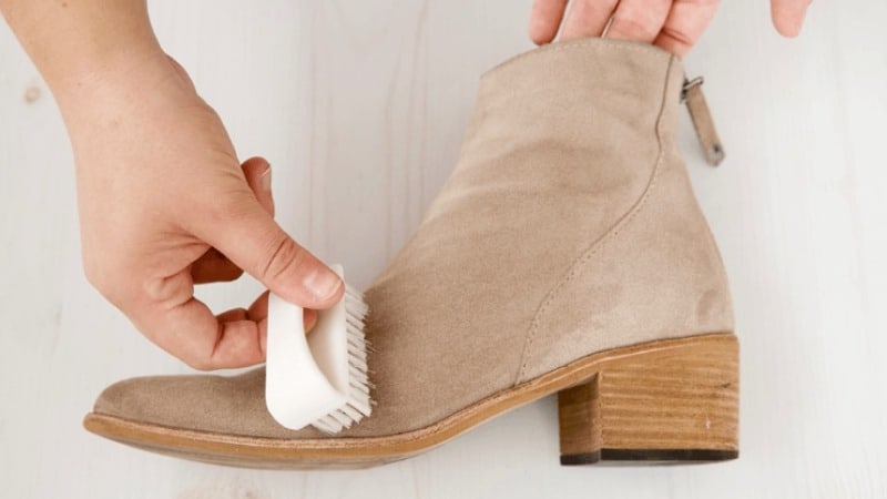 Việc giày dễ bị bám bụi đã trở nên quen thuộc với những tín đồ yêu thích món phụ kiện này