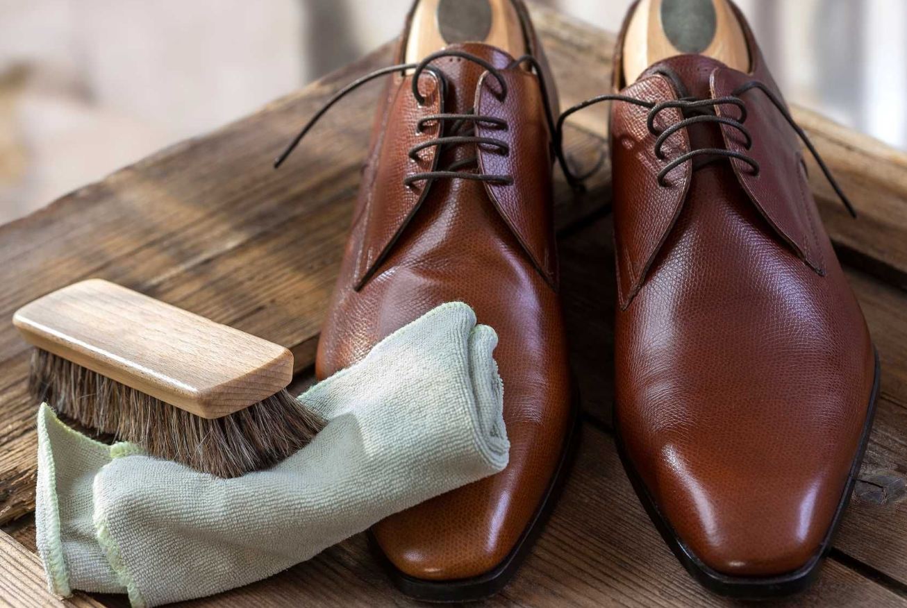Cách làm sạch giày da bò giúp bạn ngăn chặn nguy cơ bong tróc