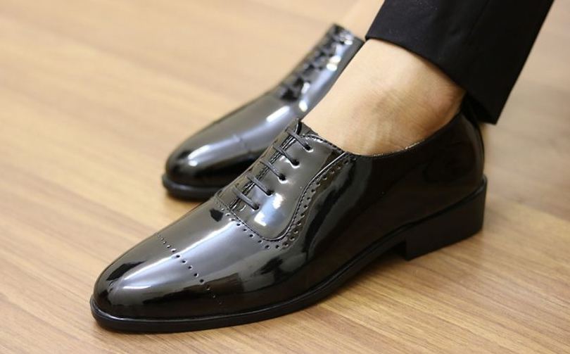 Biết cách làm sạch giày da bò giúp bạn tự vệ sinh giày tại nhà tiện lợi, dễ dàng
