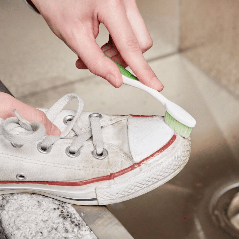Cách làm sạch giày sneaker vải bằng kem đánh răng
