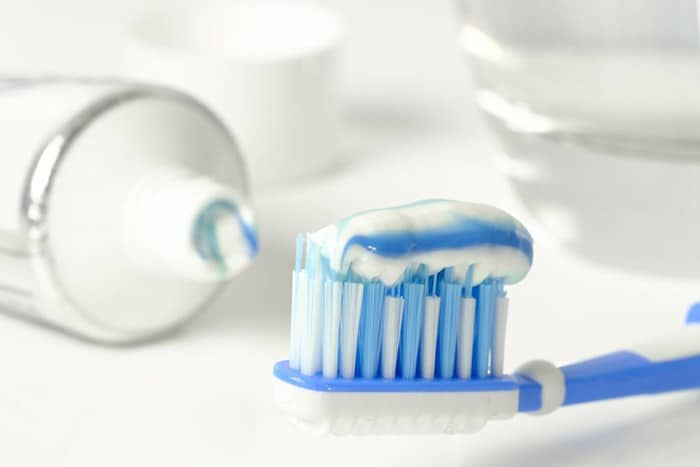Kem đánh răng có chứa hàm lượng tẩy giúp khử sạch vết bẩn