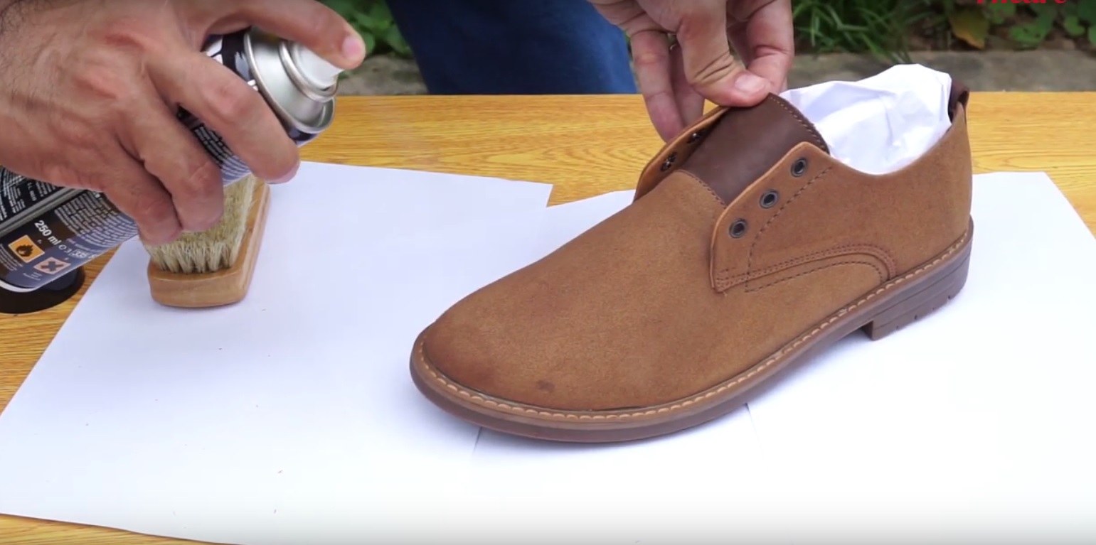 Cách lấy lại màu cho giày da lộn nên sử dụng bình xịt để màu đều hơn