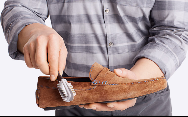 Luôn làm sạch giày da lộn để kéo dài tuổi thọ sản phẩm