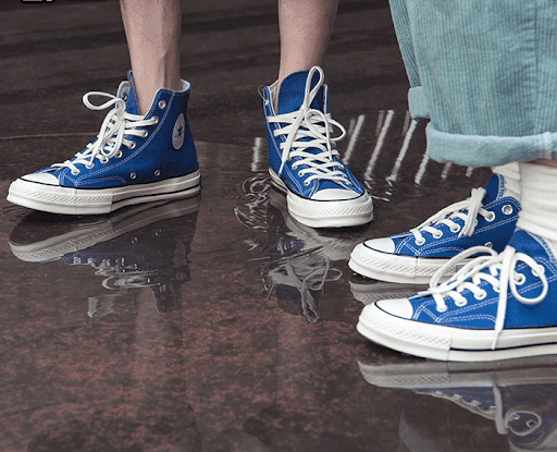 Giày Converse thật có đường may tinh xảo hơn so với fake