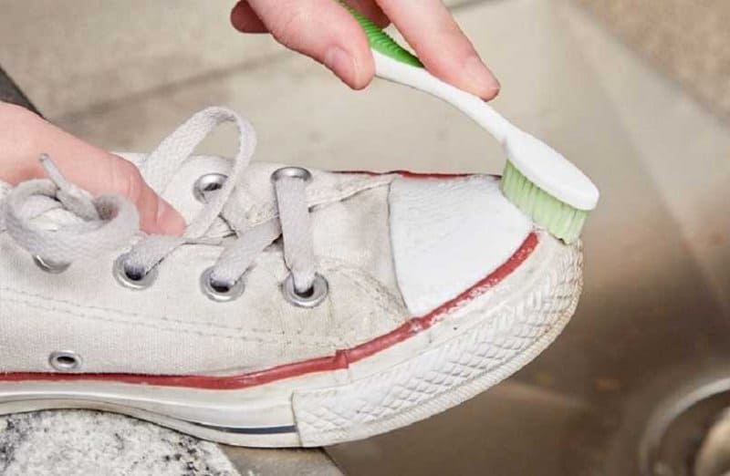 Phần thân giày cần được làm sạch theo thứ tự nhất định, đầu tiên là mũi cao su phía trước