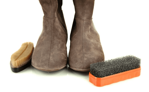 Giày da lộn cần được tẩy mốc cẩn thận để không làm trầy bề mặt