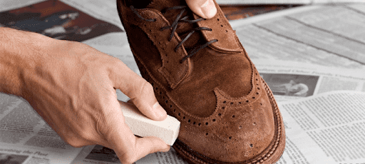 Giày bị mốc nặng cần dùng bàn chải lông mềm làm sạch 