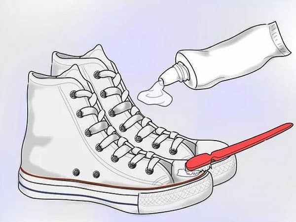 Cách vệ sinh giày Converse bằng kem đánh răng.