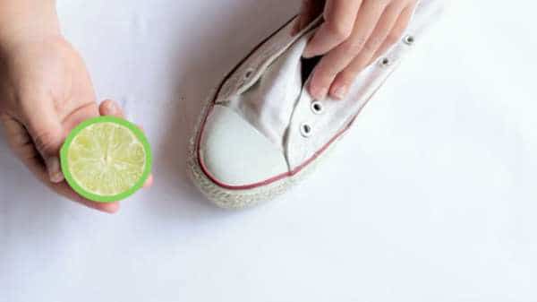 Phương pháp vệ sinh giày Converse bằng chanh tươi đơn giản, hiệu quả cao.