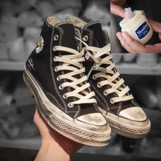 Sử dụng Vaseline để loại bỏ những chất bẩn bám dính trên giày Converse.