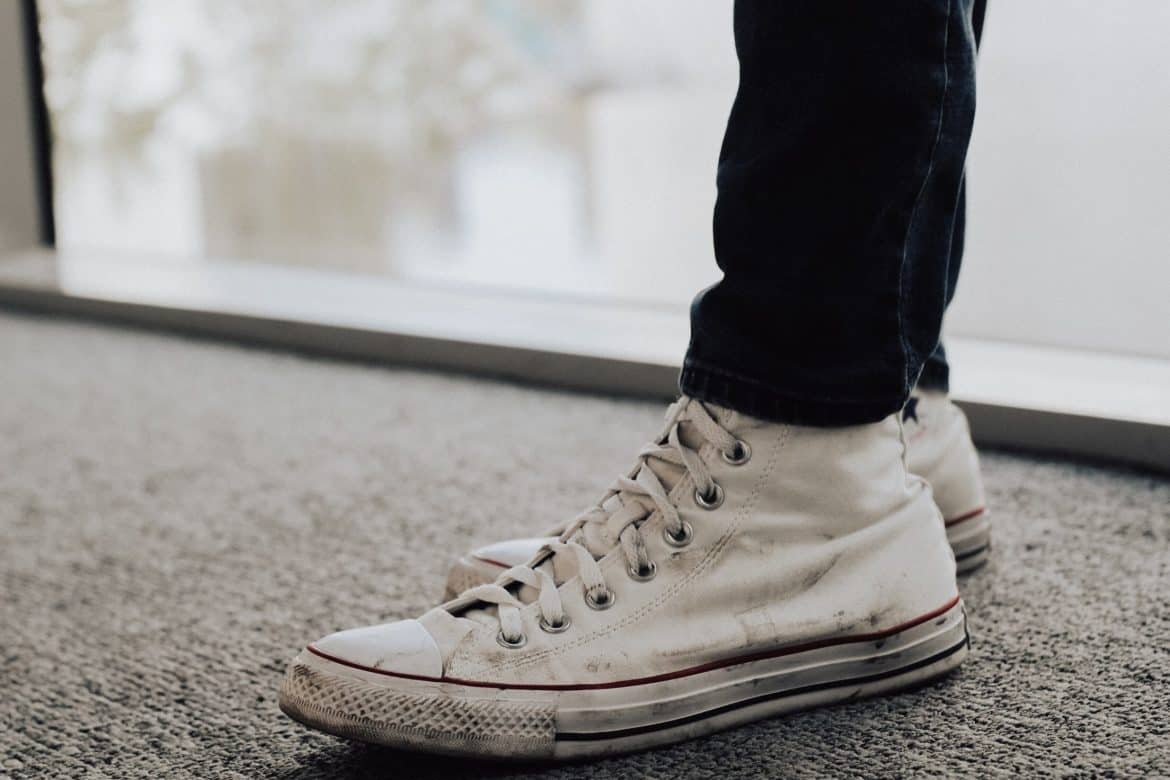 Giày Converse bị dính bẩn là tình trạng không thể tránh khỏi.