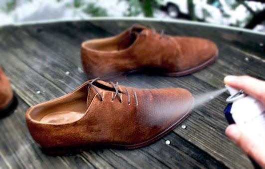 Cách vệ sinh vết bẩn giày da lộn là dung dịch