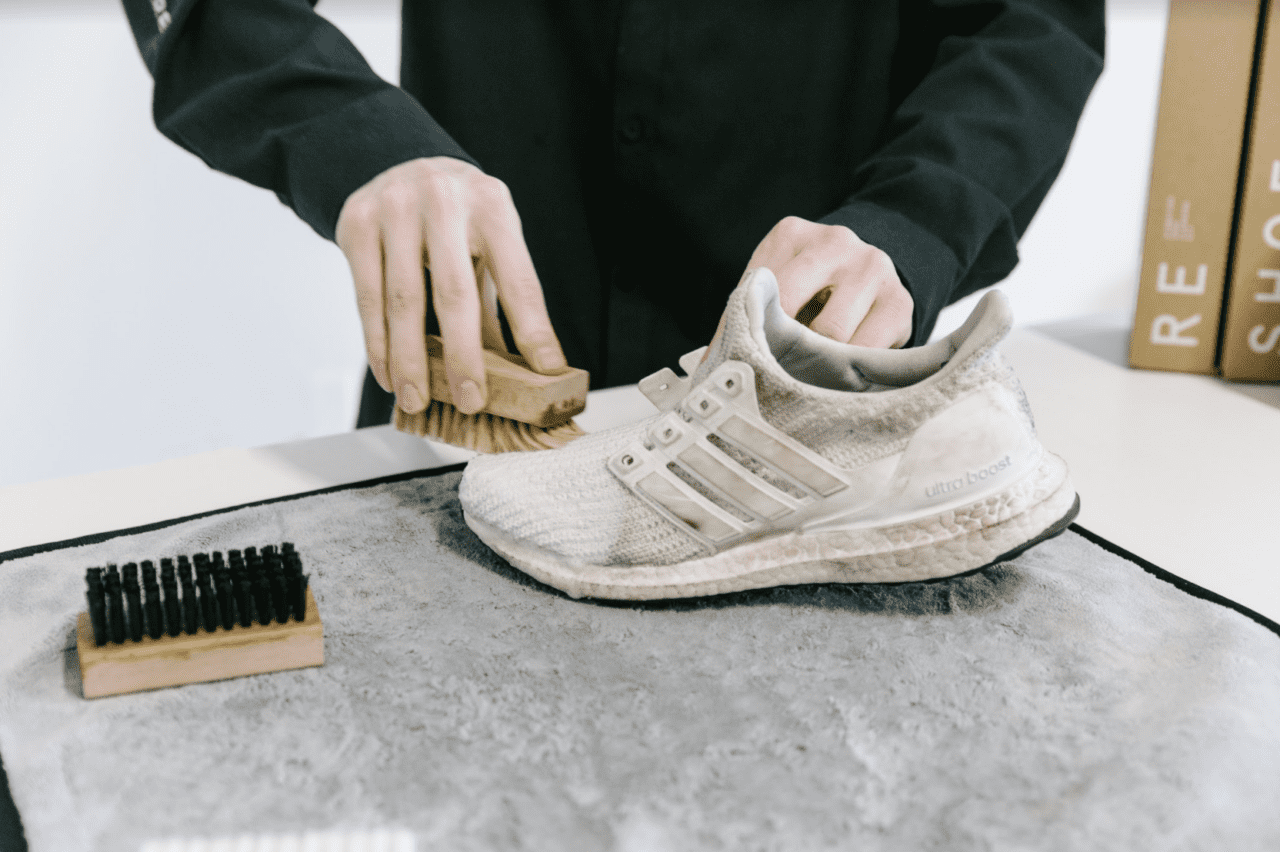 Cách giặt giày thể thao Adidas chất liệu vải chuẩn nhất