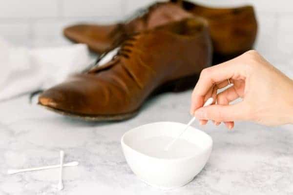 Dùng dấm ăn hoặc cồn pha cũng là cách xử lý giày bị nấm mốc hiệu quả 