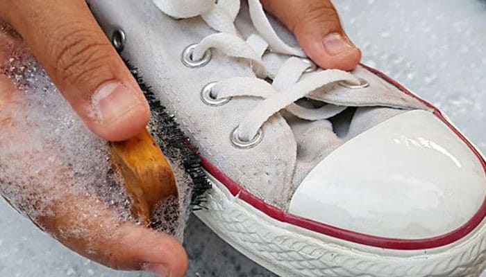 Cách giặt giày trắng không bị ố vàng bằng nước ấm