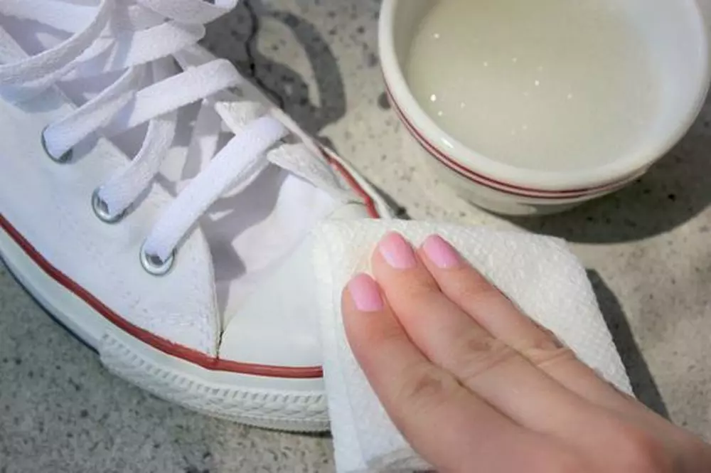 Hỗn hợp chanh, muối giúp làm sạch giày hiệu quả