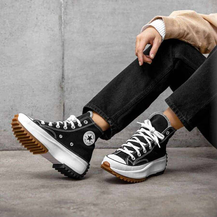 Sneaker Converse có thiết kế đơn giản