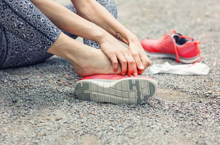 Mang giày bị đau ngón chân là do chất liệu thô cứng