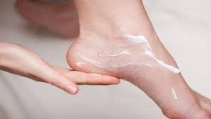 Dùng kem dưỡng da cho bàn chân 