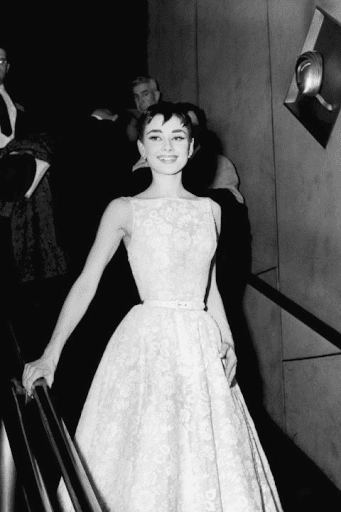 Những bộ đồ đẹp nhất thế giới- Audrey Hepburn diện lễ phục của Givenchy giải Oscar năm 1954