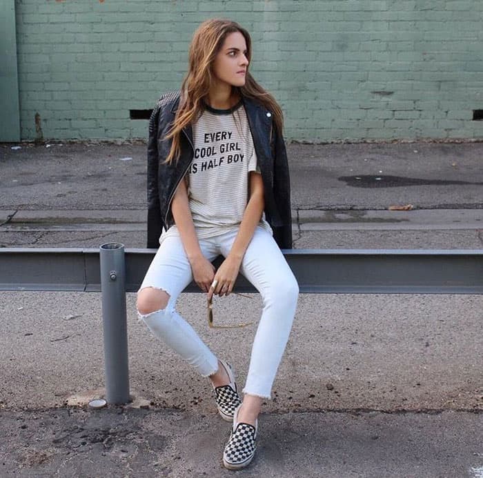 Giày Vans caro kết hợp quần jeans rách tạo phong cách trẻ trung, năng động