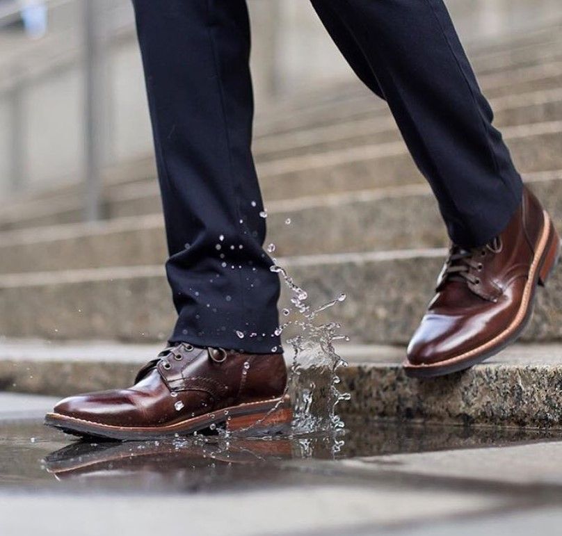 Giày bị ngấm nước ẩm là nguyên nhân phổ biến gây ra tình trạng hôi chân khó chịu