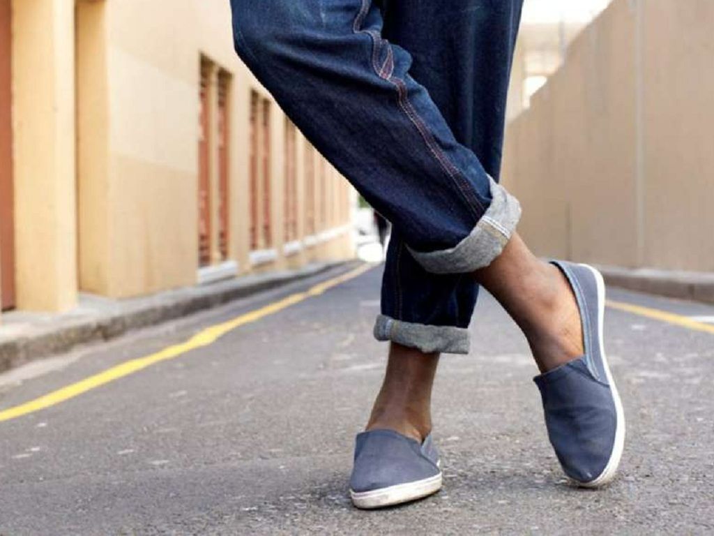 Mang giày và tất suốt ngày dài, không ngâm chân thường xuyên có thể dẫn tới hôi chân