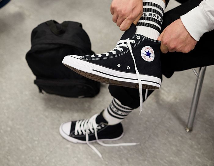 Cách nhận biết giày Converse chính hãng bằng logo sắc nét, tỉ mỉ