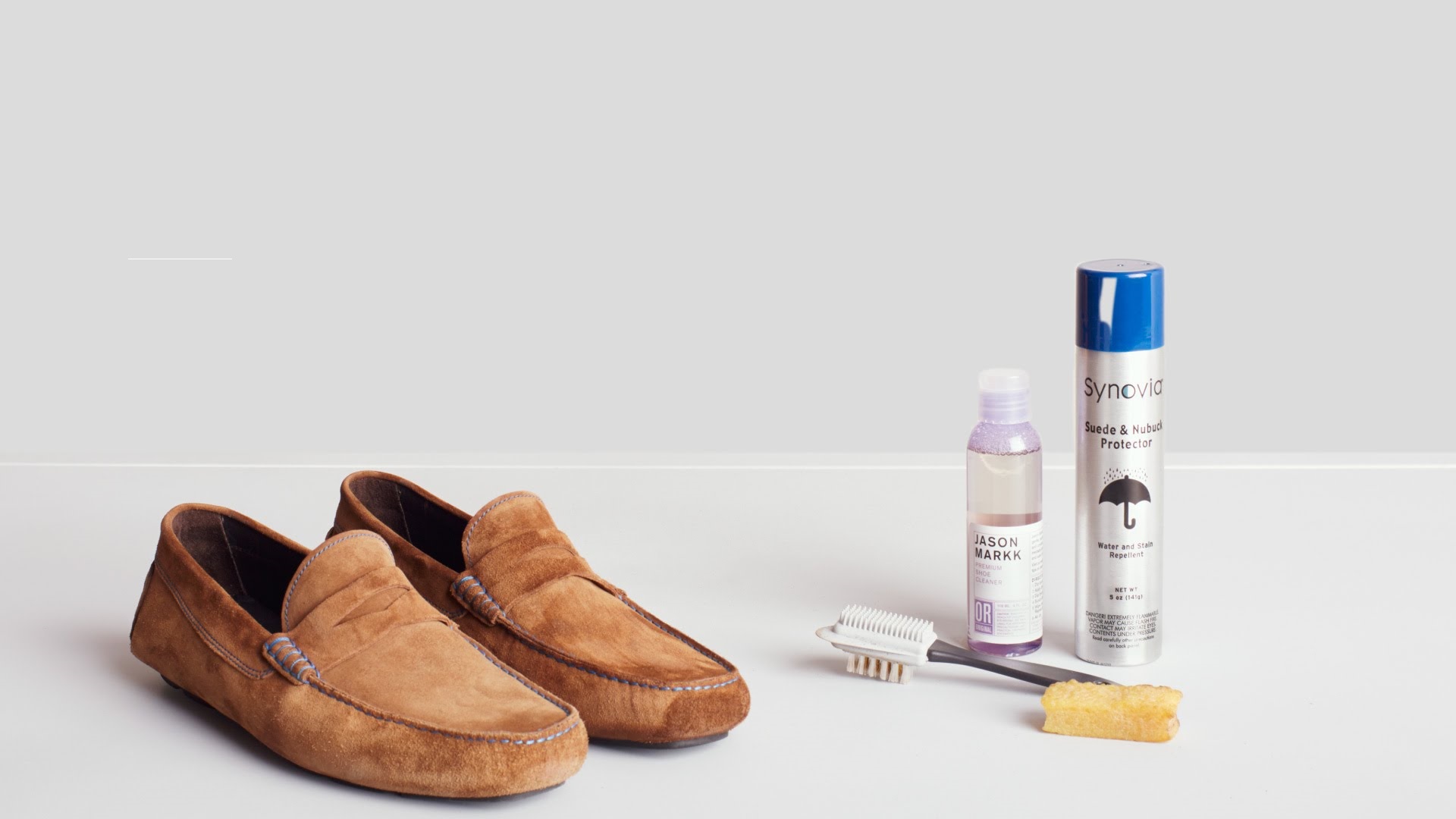 Bọt vệ sinh chuyên dụng là cách xử lý giày da lộn bị mốc hiệu quả nhanh
