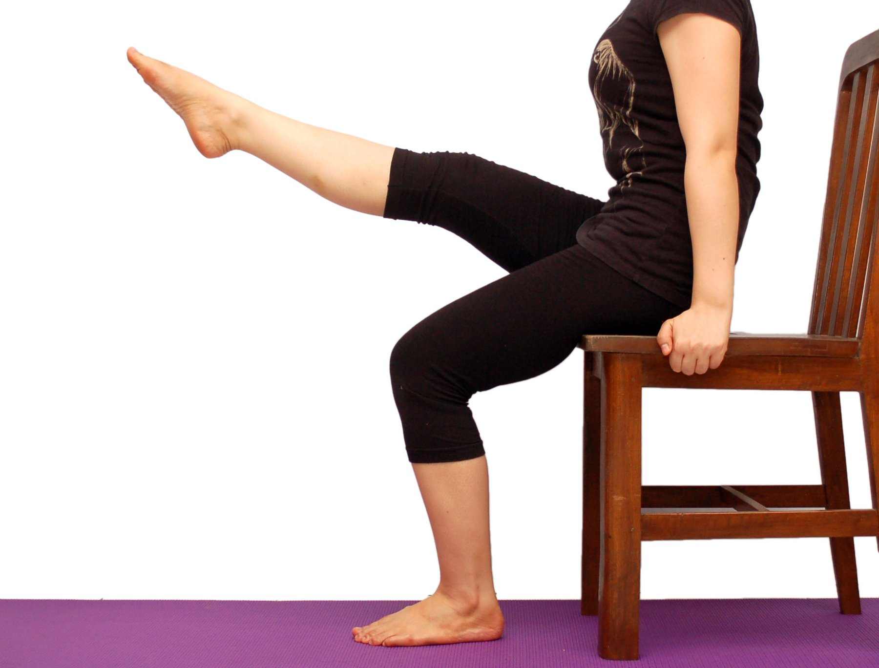 Ngồi tựa kết hợp nâng chân là động tác làm thon gọn bàn chân đơn giản, có thể thực hiện mọi lúc
