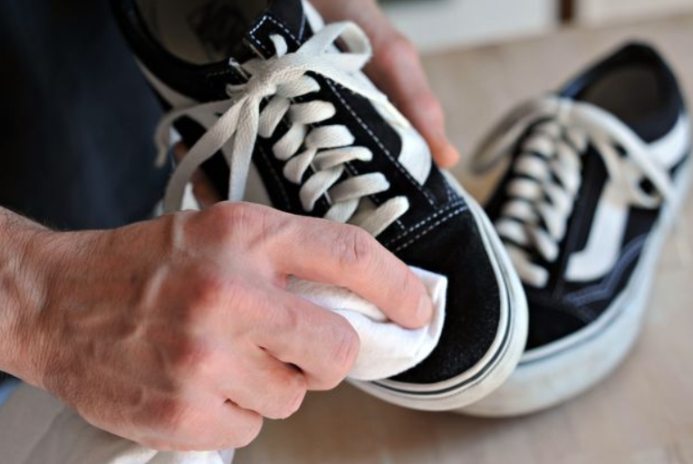 Góc mẹo vặt hữu ích: Giày Vans bị phai màu phải làm sao?