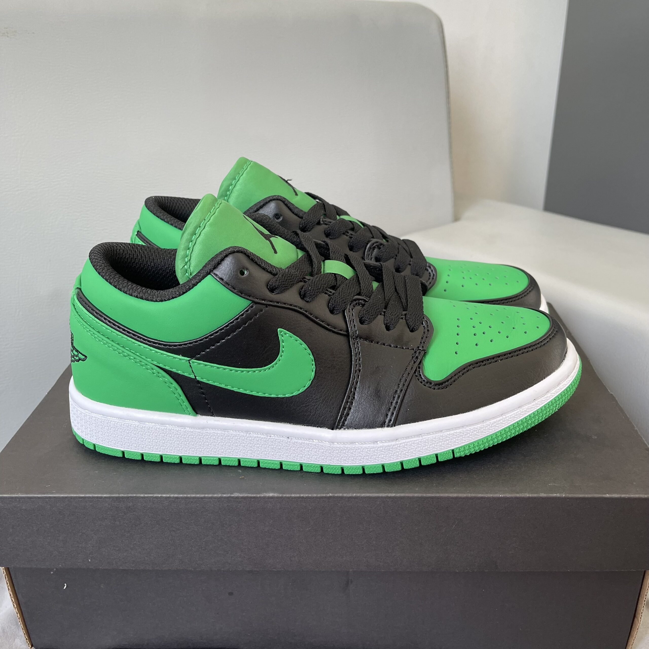 Giày Nike Air Jordan 1 Low Lucky Green Like Auth