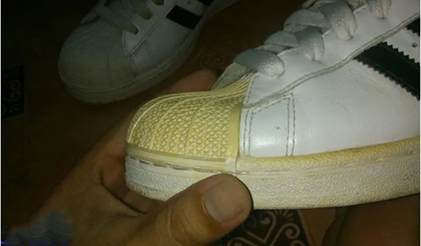 Tìm hiểu nguyên nhân tại sao giày trắng bị ố vàng sau khi giặt