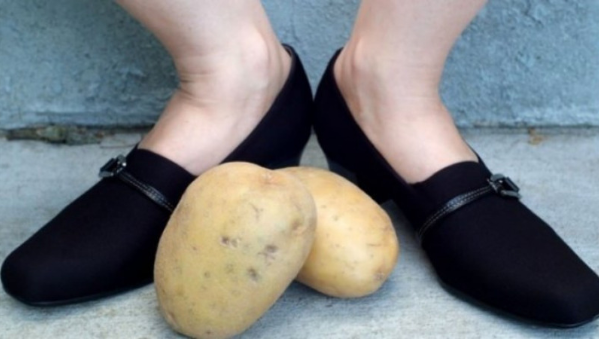 Khắc phục giày chật bằng khoai tây